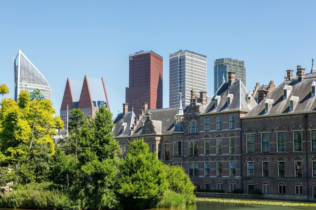 Het Binnenhof in Den Haag met de skyline op de achtergrond